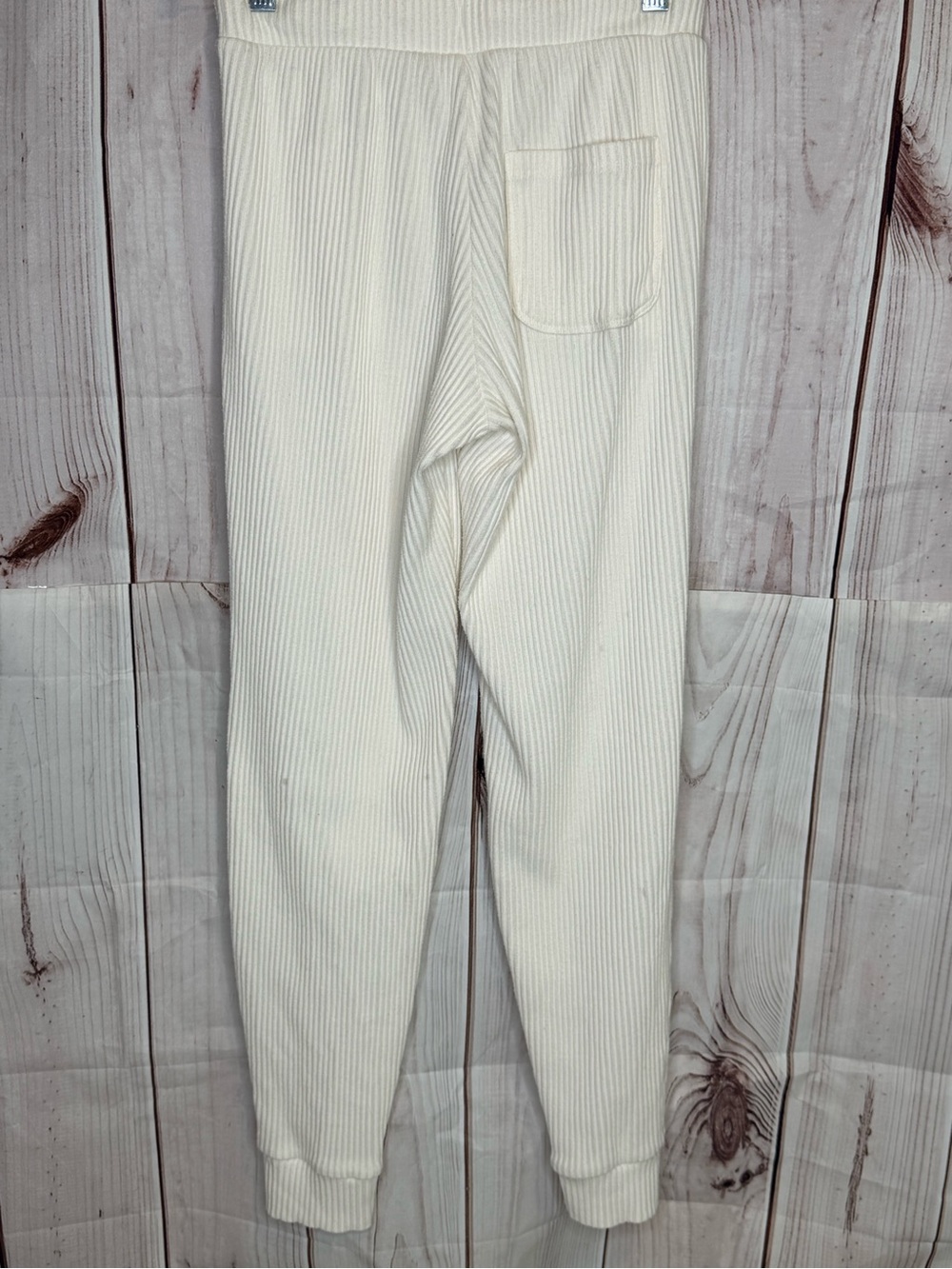ALO Yoga Muse Sweatpants in Ivory - Picture 4 of 6